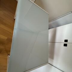 ガラス天板とスチールフレームのお洒落デスクの画像