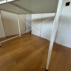 ガラス天板とスチールフレームのお洒落デスクの画像