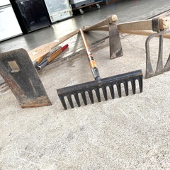 畑仕事に便利な農具！！農作業 道具 一式 鍛冶屋  畑仕事 手仕事 道具 刈込鋏 平鍬 小 ハガネ付 枝切り鋏  農具 土おこし 土起こし　 古民具 手工具 中古の画像