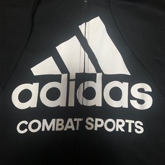 adidasパーカーの画像