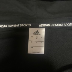 adidasパーカーの画像