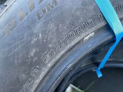 引き取り限定225/70R16 BS BLIZZAK DM-V3 4本set