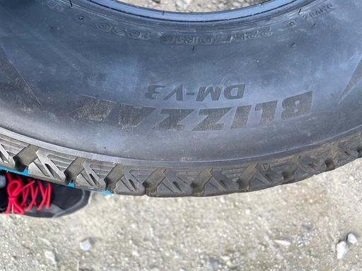 引き取り限定225/70R16 BS BLIZZAK DM-V3 4本set