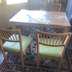美品ダイニングテーブルと椅子4脚セットの画像