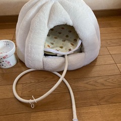 猫ハウス、ペット用ヒーター、ボウル他
の画像