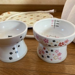 猫ハウス、ペット用ヒーター、ボウル他
の画像