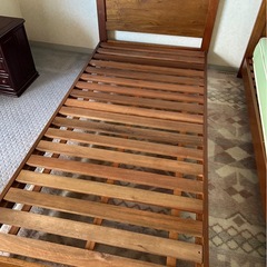 マットレス付き木製シングルベッドの画像