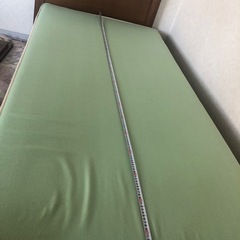 マットレス付き木製シングルベッドの画像