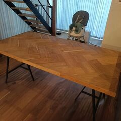 無垢材のヘリンボーン柄テーブルの画像
