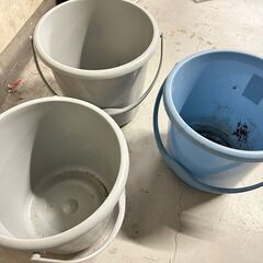 【無料で差し上げます】バケツ3個（グレー2個＋ブルー1個）の画像