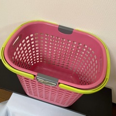 ピンクのランドリーバスケットの画像