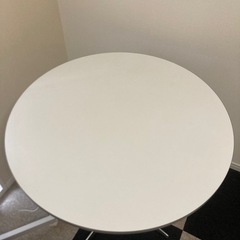 丸いテーブルの画像