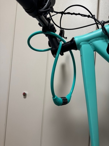 【美品】自転車 28インチ 縦置きスタンド 空気入れ 鍵 セット