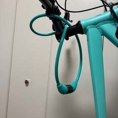 【美品】自転車 28インチ 縦置きスタンド 空気入れ 鍵 セットの画像