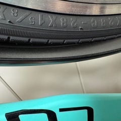 【美品】自転車 28インチ 縦置きスタンド 空気入れ 鍵 セットの画像