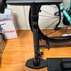 【美品】自転車 28インチ 縦置きスタンド 空気入れ 鍵 セットの画像