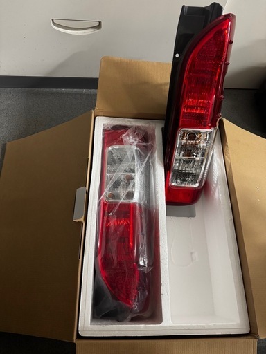 ハイエース6型ワイド新品テールランプ