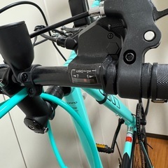 【美品】自転車 28インチ 縦置きスタンド 空気入れ 鍵 セットの画像