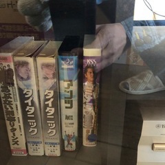 VHSビデオデッキとテープの画像