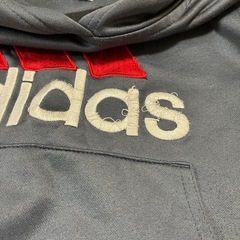 adidas パーカーの画像
