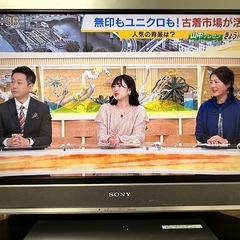 32インチ液晶テレビとテレビ台の画像