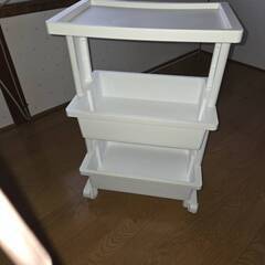 新古品のテーブルとサイドカートの画像