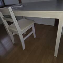 新古品のテーブルとサイドカートの画像