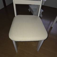 新古品のテーブルとサイドカートの画像