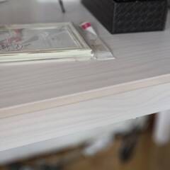 新古品のテーブルとサイドカートの画像