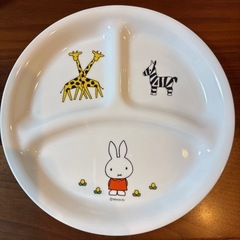 コレールのミッフィーの食器の画像