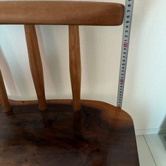 木の椅子の置き物の画像