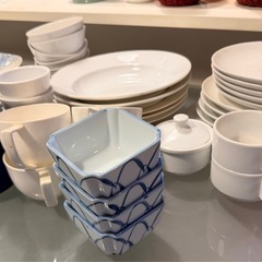 食器全部まとめて引取りに来れる方の画像