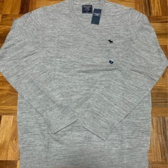 新品タグ付き　Abercrombie & Fitch グレー Vネックセーターの画像
