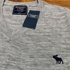 新品タグ付き　Abercrombie & Fitch グレー Vネックセーターの画像