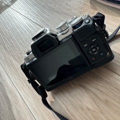 オリンパス　OM-D ミラーレスカメラ レンズ付きの画像