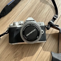オリンパス　OM-D ミラーレスカメラ レンズ付きの画像