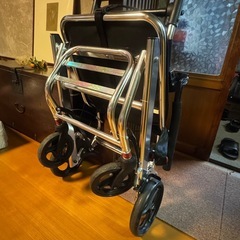 折りたたみ式車椅子の画像