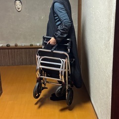 折りたたみ式車椅子の画像