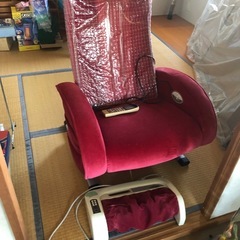 リラクゼーションチェアーと足用美品の画像