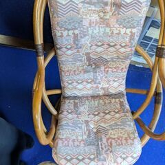 籐のイスとガラスのテーブルセットの画像