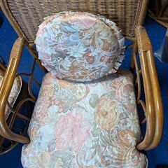 籐のイスとガラスのテーブルセットの画像