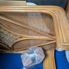 籐のイスとガラスのテーブルセットの画像