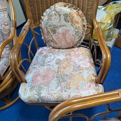 籐のイスとガラスのテーブルセットの画像