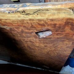 一枚板のテーブル（非常に重い）の画像