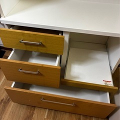 【値下げしました】コンセント付きキッチンボード／食器棚　収納たっぷりの画像