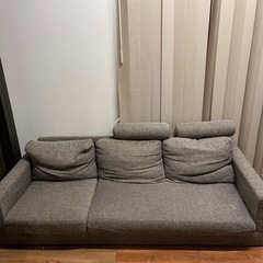 グレーのソファの画像