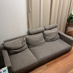 グレーのソファの画像