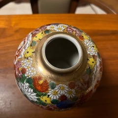 九谷焼花詰め金の花の花瓶 金色装飾の画像