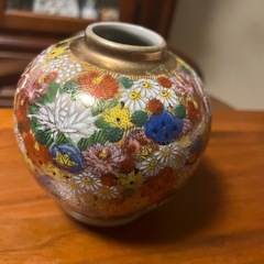 九谷焼花詰め金の花の花瓶 金色装飾の画像