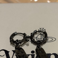 Vivienne Westwood ピアス 黒の画像